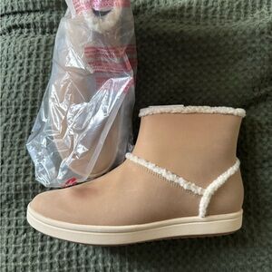 Skechers Women's Beige Shearling Ankle Boots